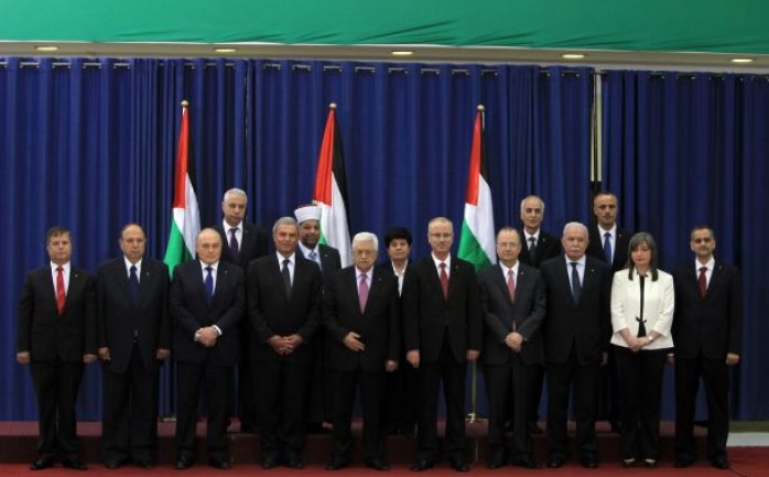 الرئيس محمود عباس ووزراء الحكومة